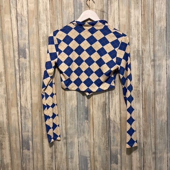 Fashion nova a day at the race | tan & blue checkered triangle crop button up| M - Picture 5 of 13